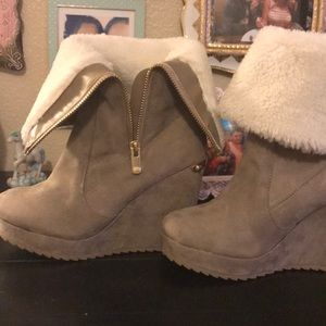 Juicy Couture Shoes - Juicy Couture boots w fur trim and zip sides sz6 Juicy Couture Shoes - Juicy Couture boots w fur trim and zip sides sz6